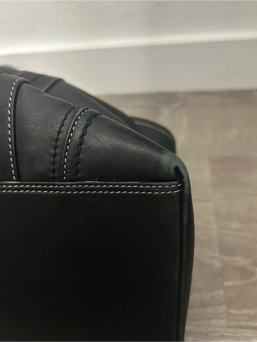 Classic Black Leather Tote Bag with Contrast Stitching